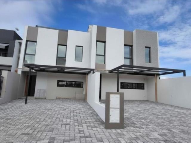 Triplex 3 dormitorios con patio, balcón terraza en azotea y cochera doble!