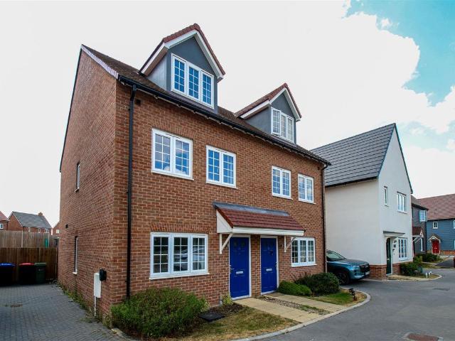 Triple Avenue, Braintree CM7, 3 bed property to rent, £1,875 pcm | PrimeLocation