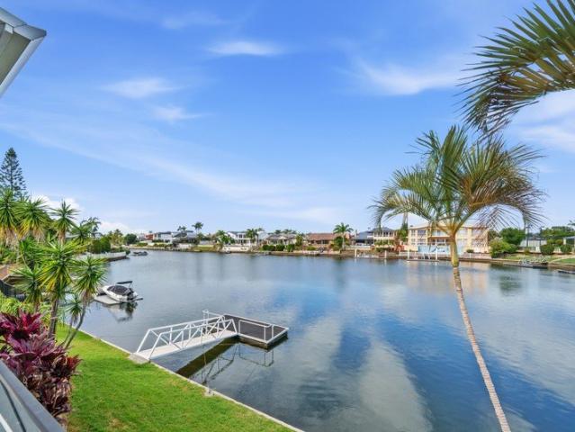 Triple Garage, Pontoon & Pool The Complete Waterfront Package