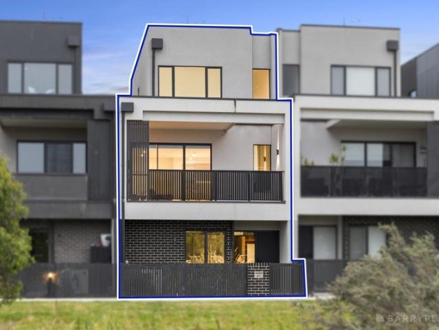 TRIPLE LEVEL TOWNHOUSE WITH WETLANDS OUTLOOK $40,000 WORTH OF UPGRADES