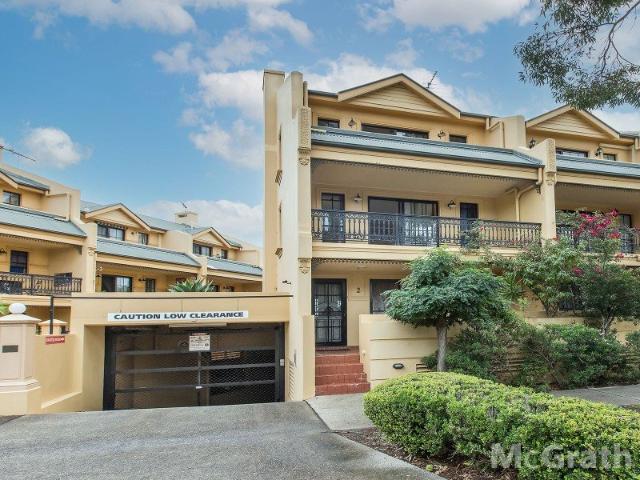 Triple level terrace with pool in complex