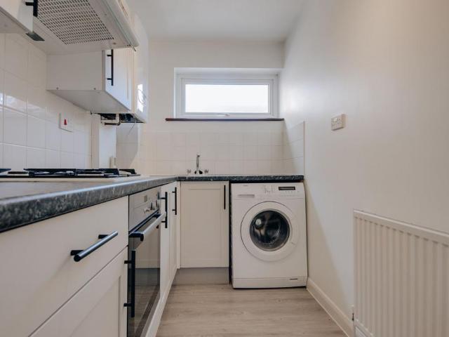 Tristan Lodge, Bushey Grove Road. 2 bed flat to rent £1,700 pcm £392 pw