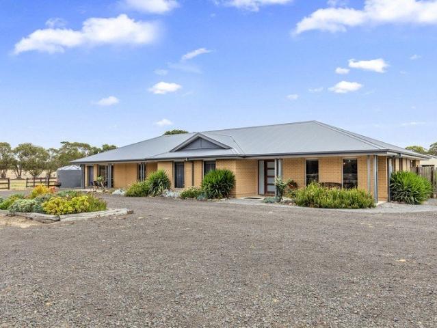 Truckies & Horse Lovers Paradise on Approx. 5.5 Acres