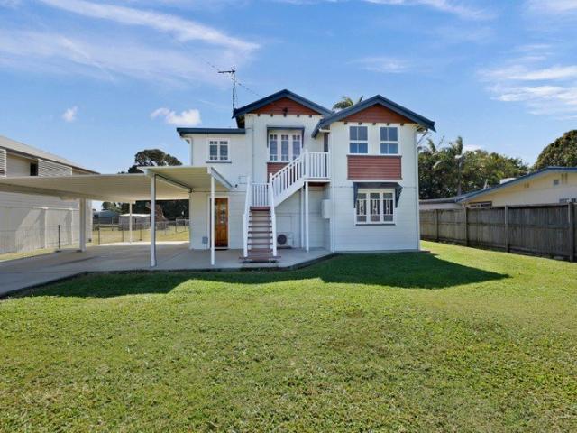 True Dual Living in West Mackay: 2 Legal Height Levels, 2 Kitchens, Solar, Huge Entertaining Deck & Secure Side Access on 827m²! $800/wk Yield