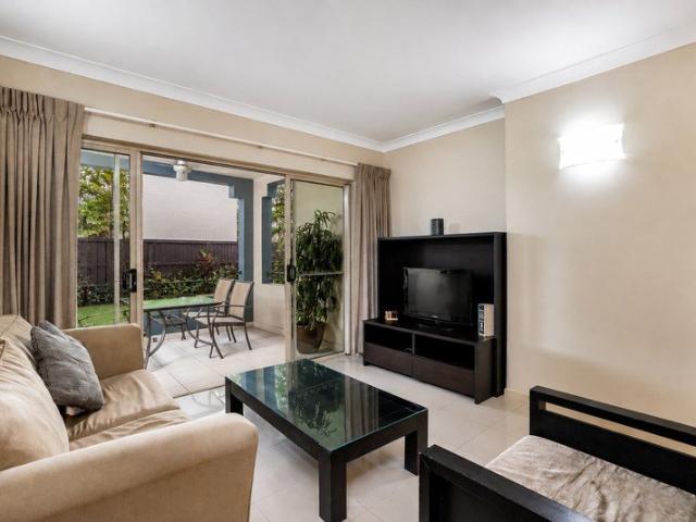 TRUE GROUND FLOOR LOCATION, PLUS LARGE COUTYARD. For private inspection contact agent Tim Lyon 0400 355 706