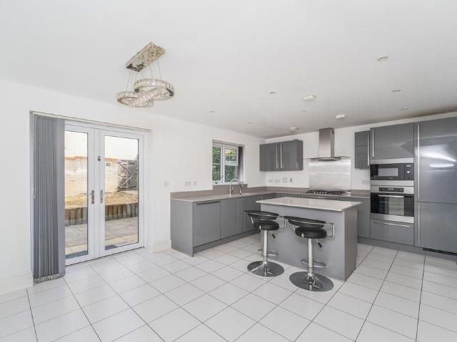 Truesdales, Ickenham, Uxbridge, UB10 4 bed semi detached house to rent £3,800 pcm £877 pw