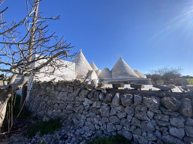 Trulli e lamie con terreno edificabile 190m² Martina Franca