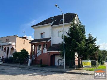 Przestronny dom z garażami, tarasem i ogrodem