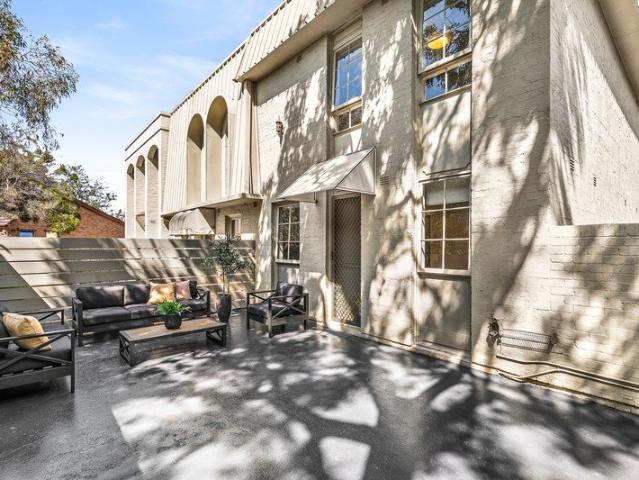Two Courtyards. One Exceptional Kew Address