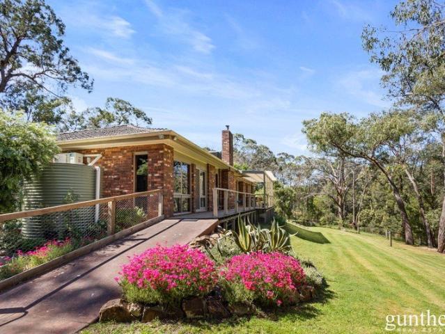 Two Acres, A Character Home, 5 minutes from Healesville