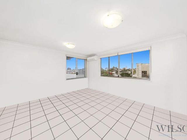 Two Bed, Two Bath Unit 250m to the Mater, Break Lease