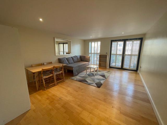 Two Bed Two Bath Zone 1 Spacious Flat with Balcony