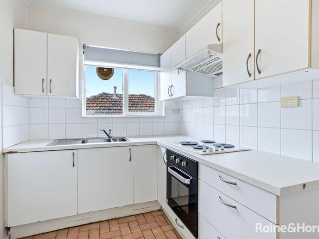 Two Bedder Close To Train Station!