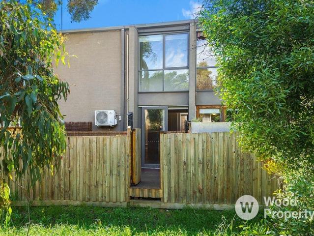 Two Bedroom Townhouse Backing Onto Merri Creek Parklands!