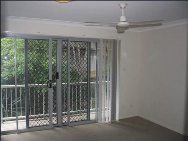 Two Bedroom Townhouse – walk to Hospital & Cafes