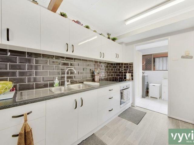 Two bedroom townhouse with spacious courtyard & garage