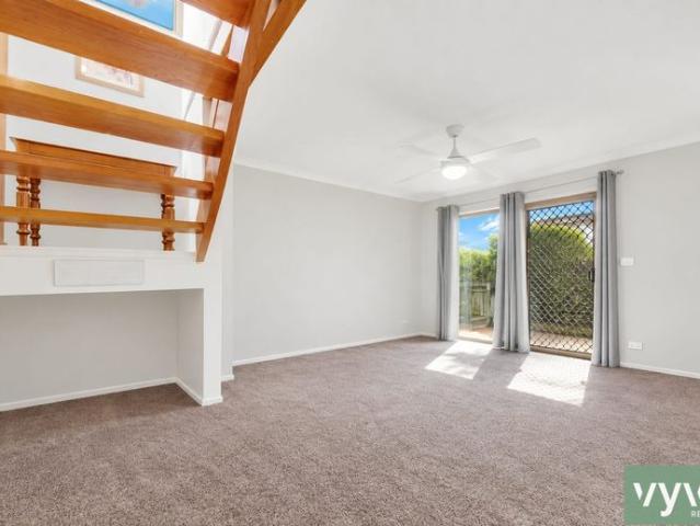 Two bedroom townhouse with spacious courtyard & garage