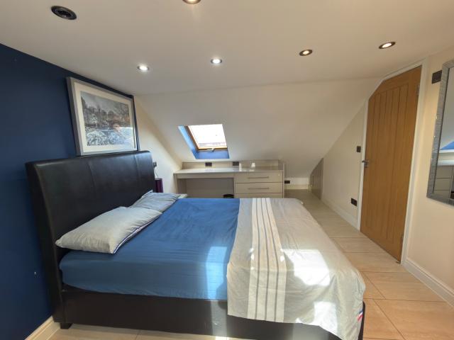 Two bedroom two bathroom close to Gants hill tube station