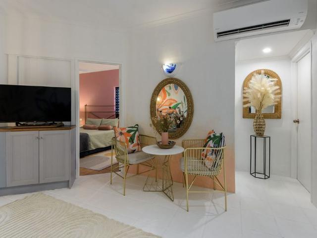 TWO BEDROOM UNIT CLOSE TO TOWN AND BEACH