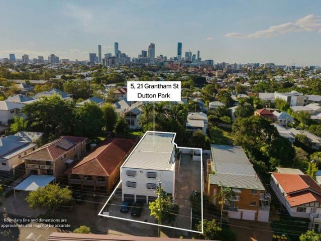 Be quick Two Bedroom Unit in a Prime Dutton Park Location!