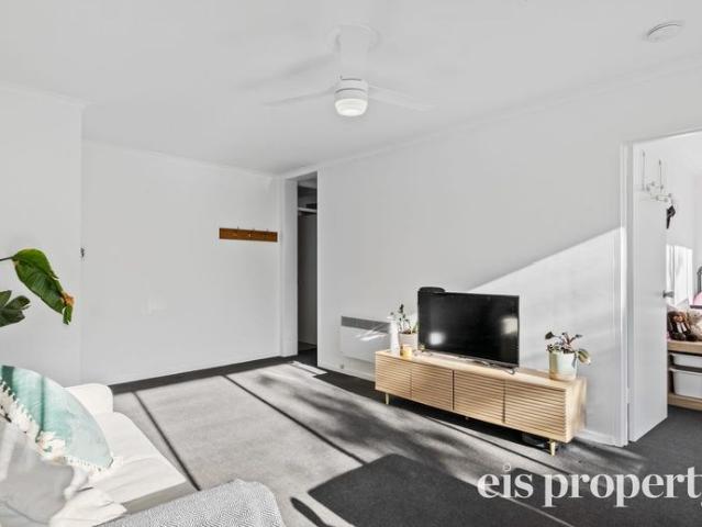 Two Bedroom Unit In Convenient Location
