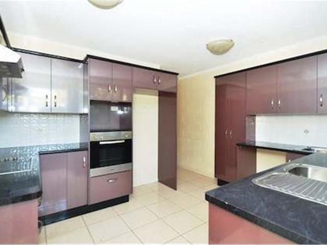 TWO BEDROOM UNIT IN HEATLEY + OFF STREET CAR PARK!