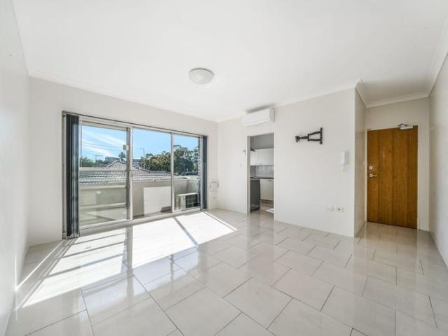 Two Bedroom Unit In Ideal Location!