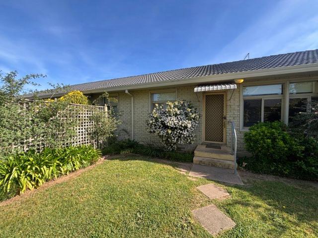 Two Bedroom Unit In Quiet Location