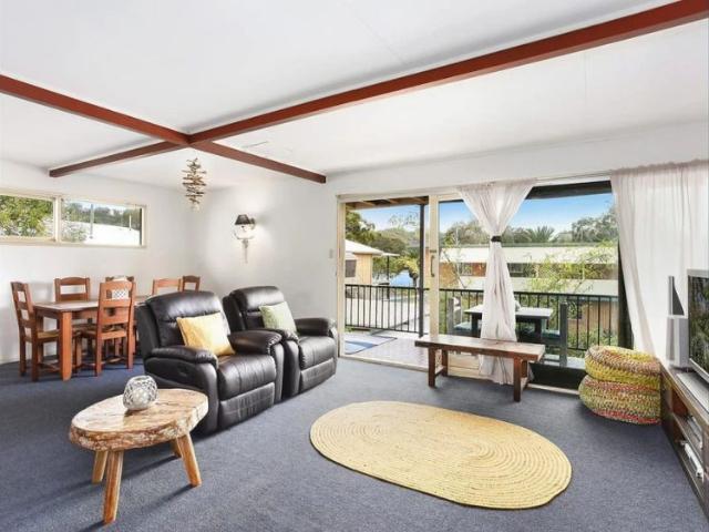 Two Bedroom Unit In the Heart Of Tallebudgera