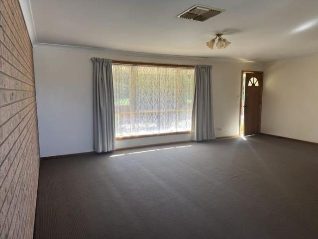 TWO BEDROOM UNIT LOCATED IN EAST PARKES