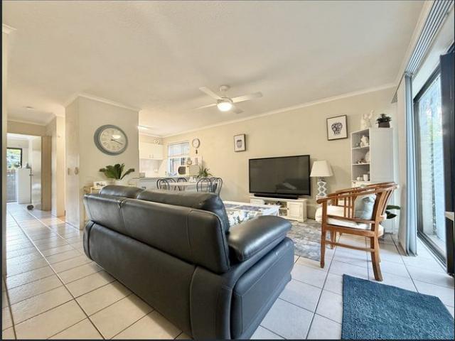 Two Bedroom Unit Pool, Great Location Labrador