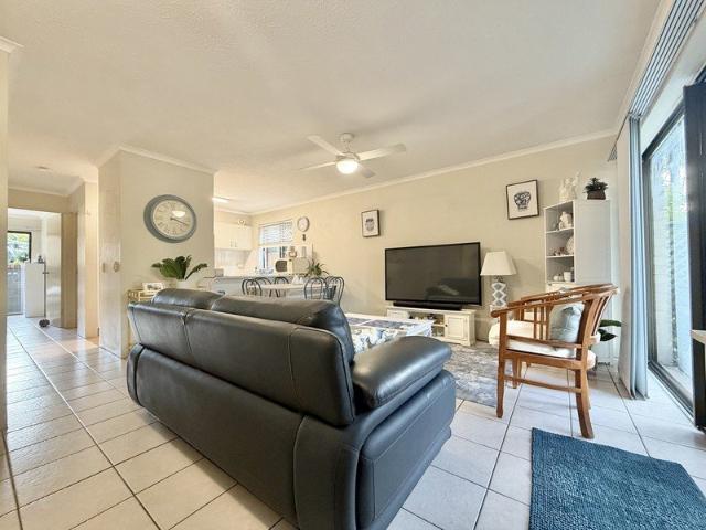 Two Bedroom Unit Pool, Great Location Labrador