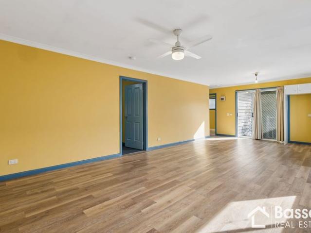 Two bedroom Unit Walking Distance from the Beach