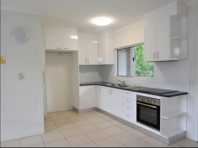 Two bedroom unit, 10 minute walk to beach!