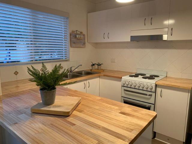 TWO BEDROOM UNIT 2 MINUTES WALKING DISTANCE TO NOOSA RIVER