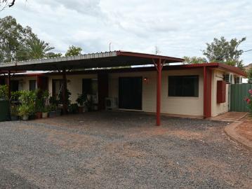House to rent in Alice Springs County - Garden