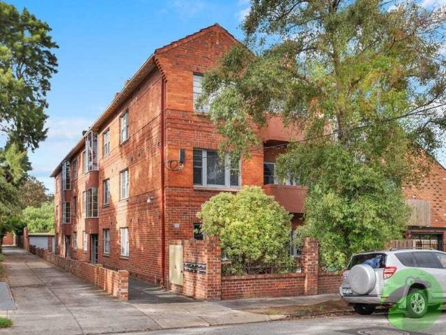 Two Bedroom Apartment in Convenient Elwood Location