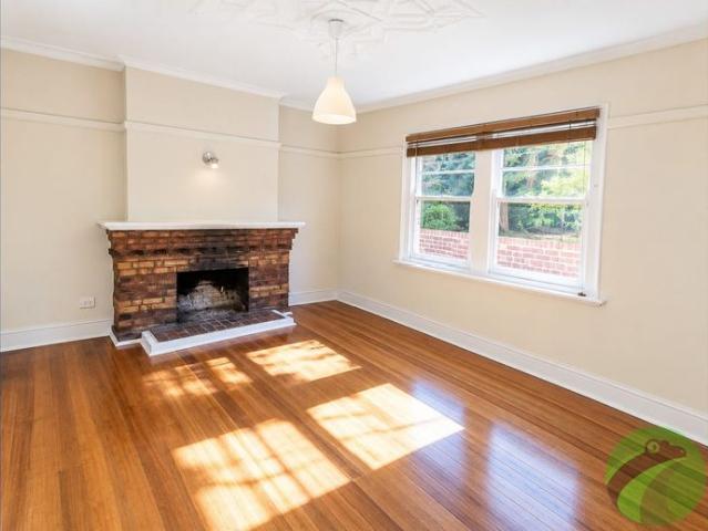 Two Bedroom Apartment in Convenient Elwood Location