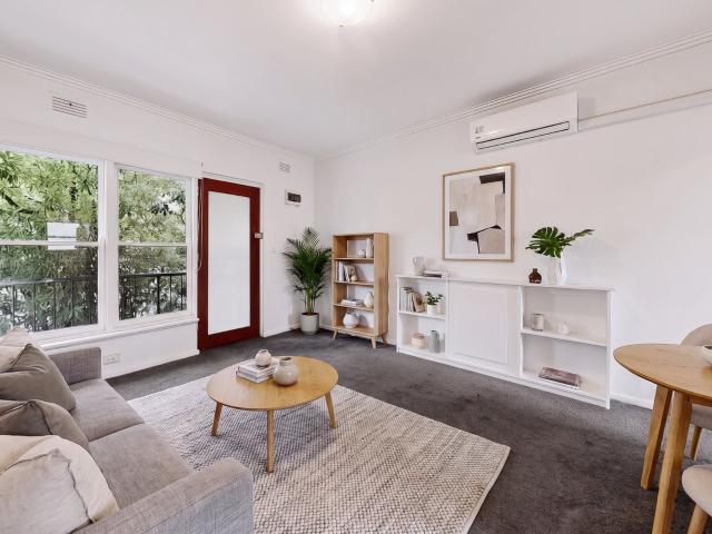 Two Bedroom Apartment in Convenient Hawthorn Location