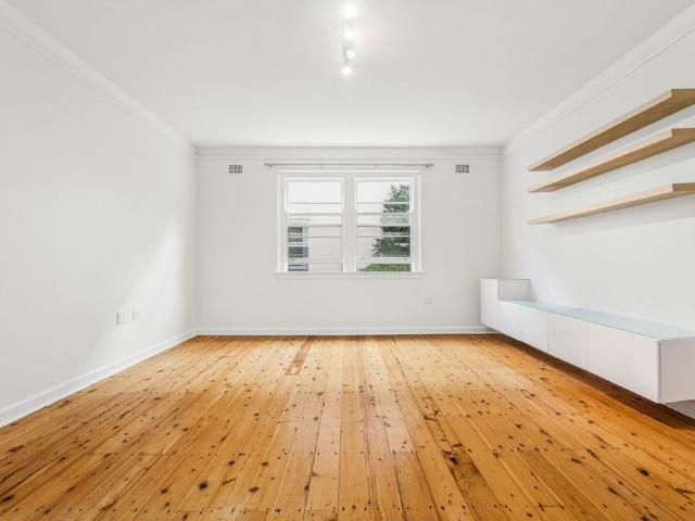 TWO BEDROOM APARTMENT IN PRIME LOCATION!