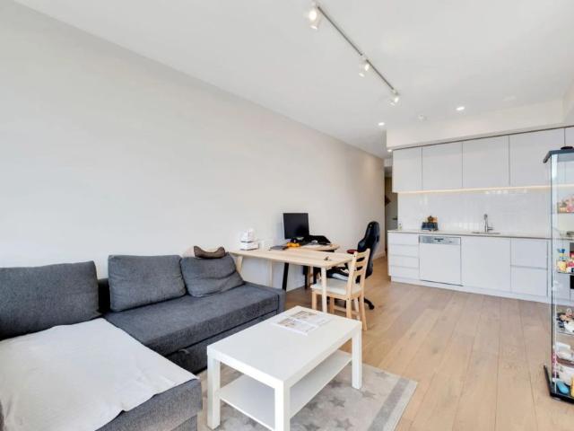 TWO BEDROOM APARTMENT IN THE HEART OF ADELAIDE CBD