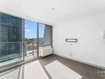 Generous One Bedroom Apartment with Separate Study Area