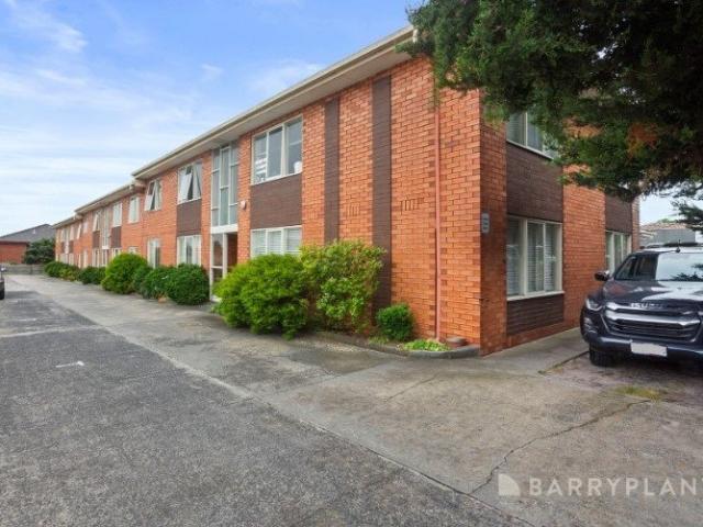 TWO BEDROOM APARTMENT SUPERB LOCATION
