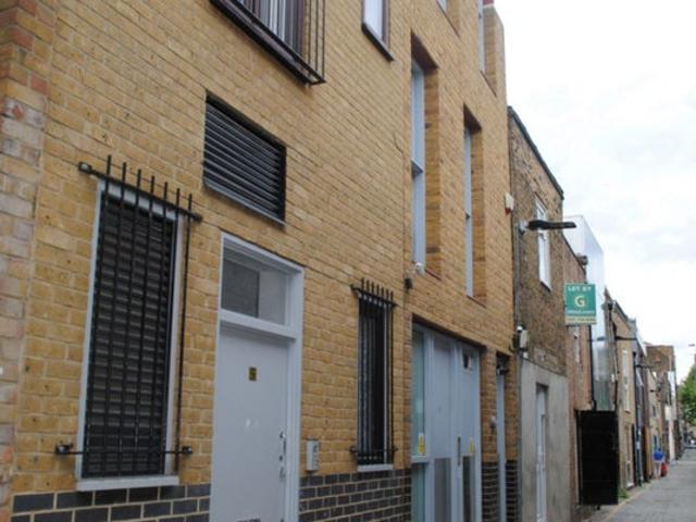 Two Bedroom Apartment W/O Lounge Close To B/G Tube