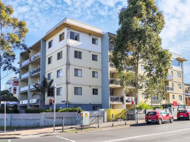 Two bedroom apartment with a Balcony, Parking and Rooftop Terrace! Water included!
