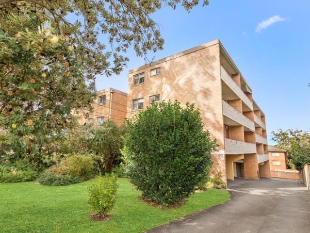 Two Bedroom Apartment with a Leafy Outlook