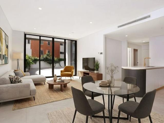 TWO BEDROOM APARTMENT WITH A SPACIOUS COURTYARD