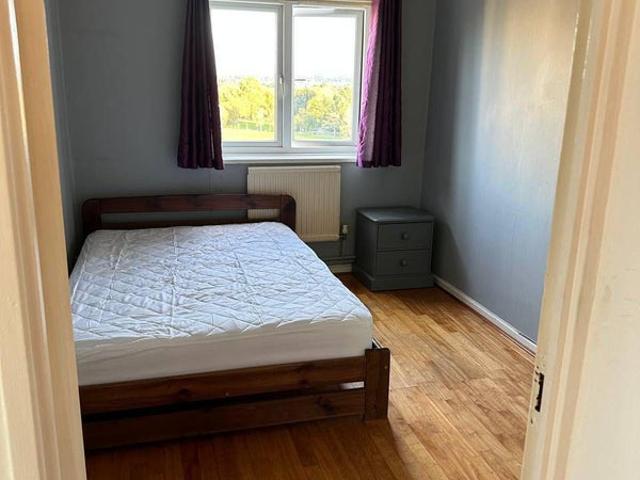 Two Bedroom Apartment with Balcony SW18