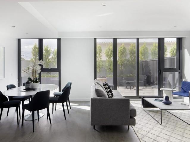 TWO BEDROOM APARTMENT WITH COURTYARD!