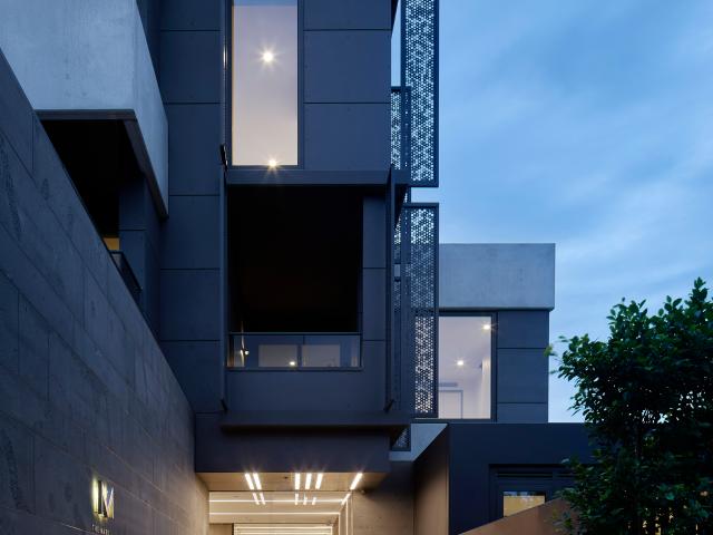 TWO BEDROOM APARTMENT WITH COURTYARD!